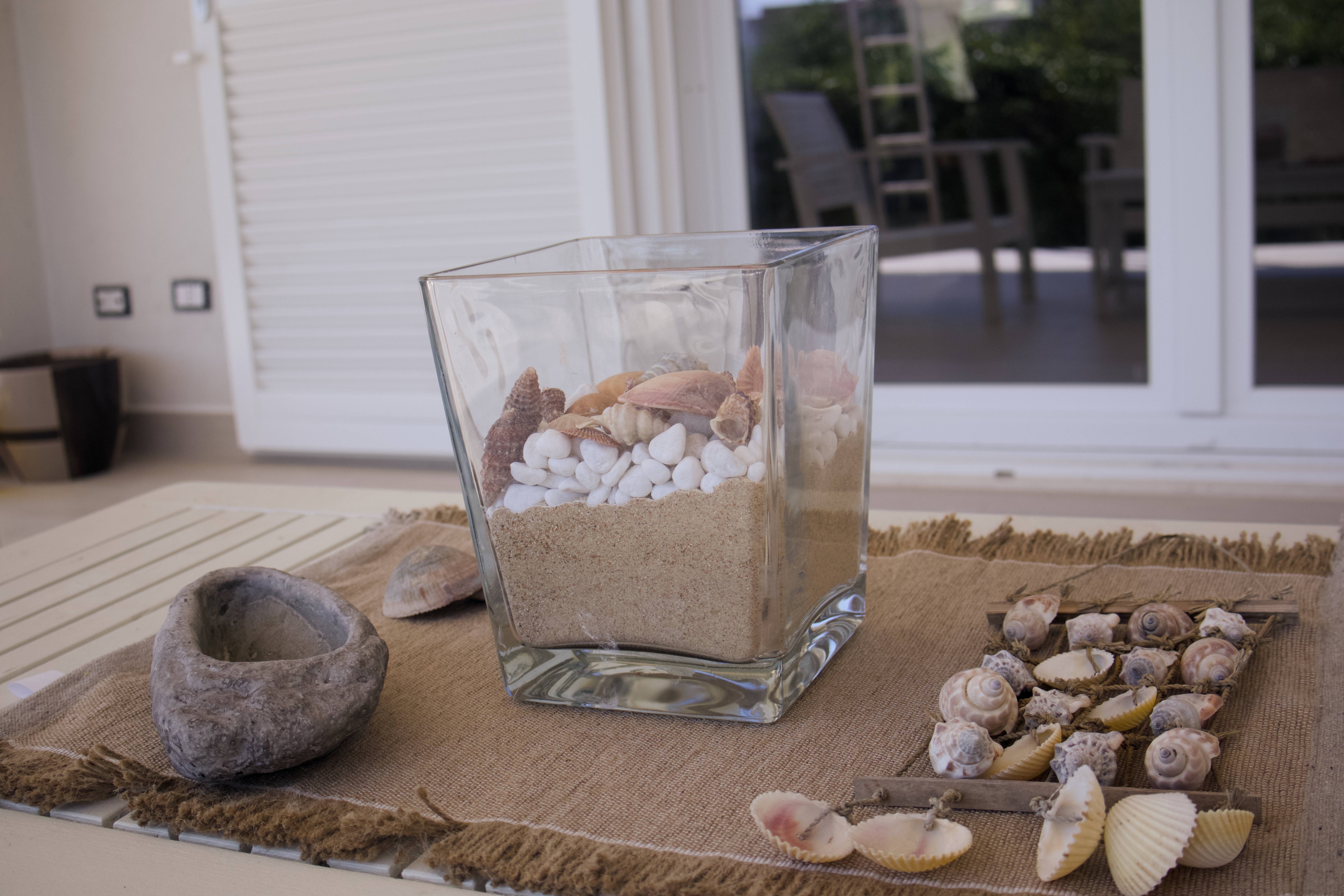 Dettaglio vaso e conchiglie